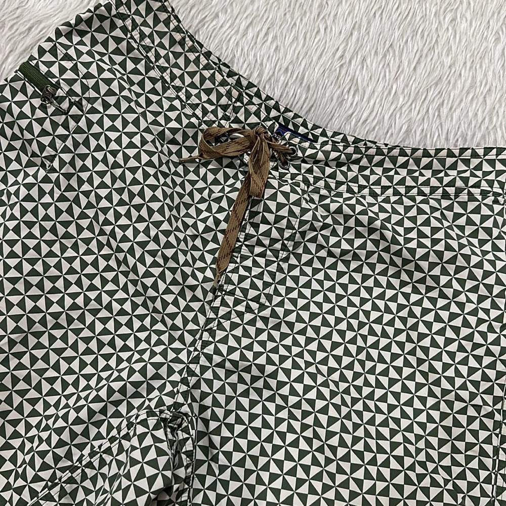 Patagonia green in wheel summer beach board shorts size 33 - Picture 2 of 7